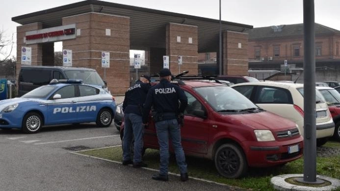 Proseguono le indagini della Polizia dopo i danneggiamenti ai finestrini delle macchine parcheggiate in piazzale Sirotti