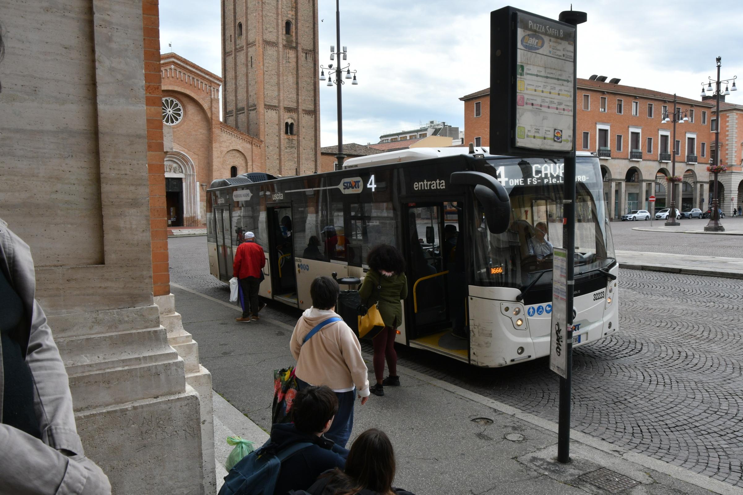 Violenza sessuale sul bus di una minorenne: “L’autista non s’è accorto”