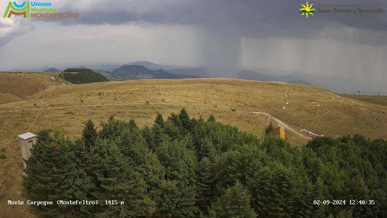 Pioggia intensa catturata dalla webcam del Monte Carpegna verso Villagrande