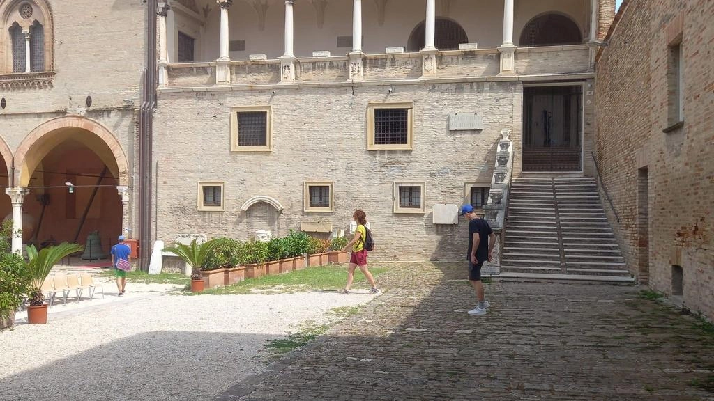 Turisti a Fano faticano a visitare musei e siti storici per via degli orari disallineati e delle chiusure improvvise. Proposta di apertura coordinata per facilitare le visite.