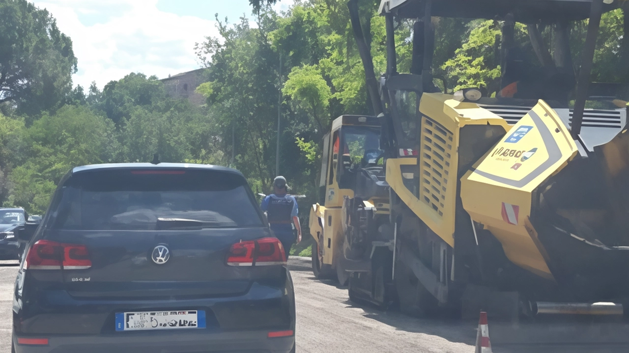 La Giunta Fiordelmondo approva la manutenzione di via Fontedamo e altre strade minori a causa del cedimento del manto stradale. Si procederà con la gara d'appalto per i lavori.