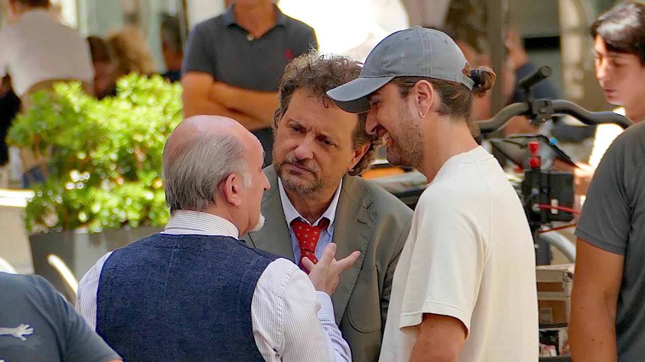 Siani e Pieraccioni durante le riprese in centro. In alto a destra il trailer con Ancona