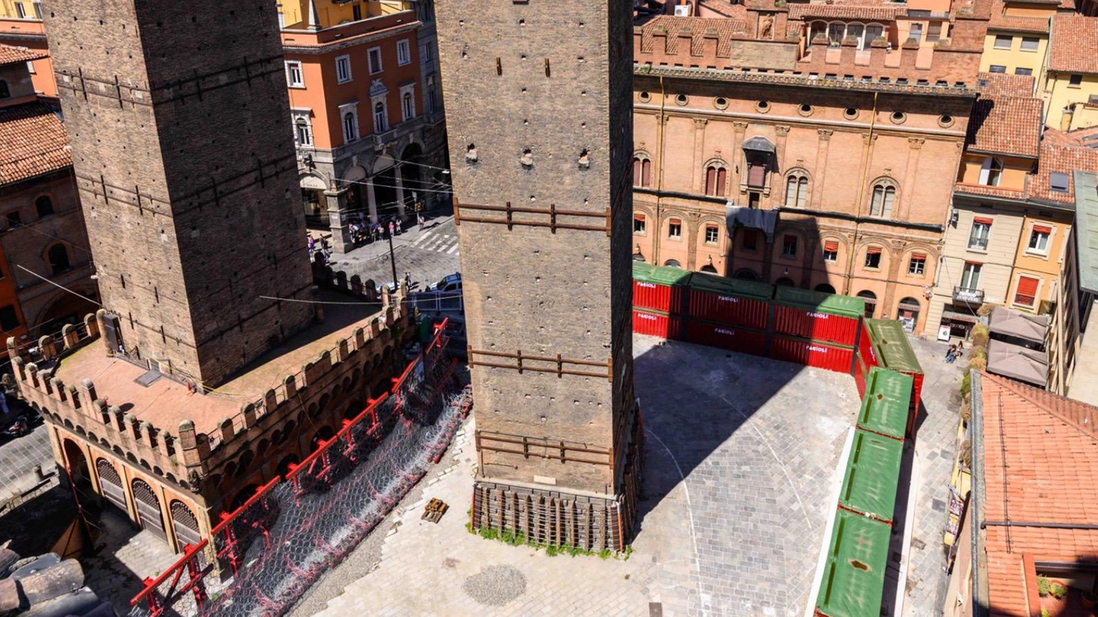Garisenda, arrivano i tralicci utilizzati in passato per la messa in sicurezza della Torre di Pisa