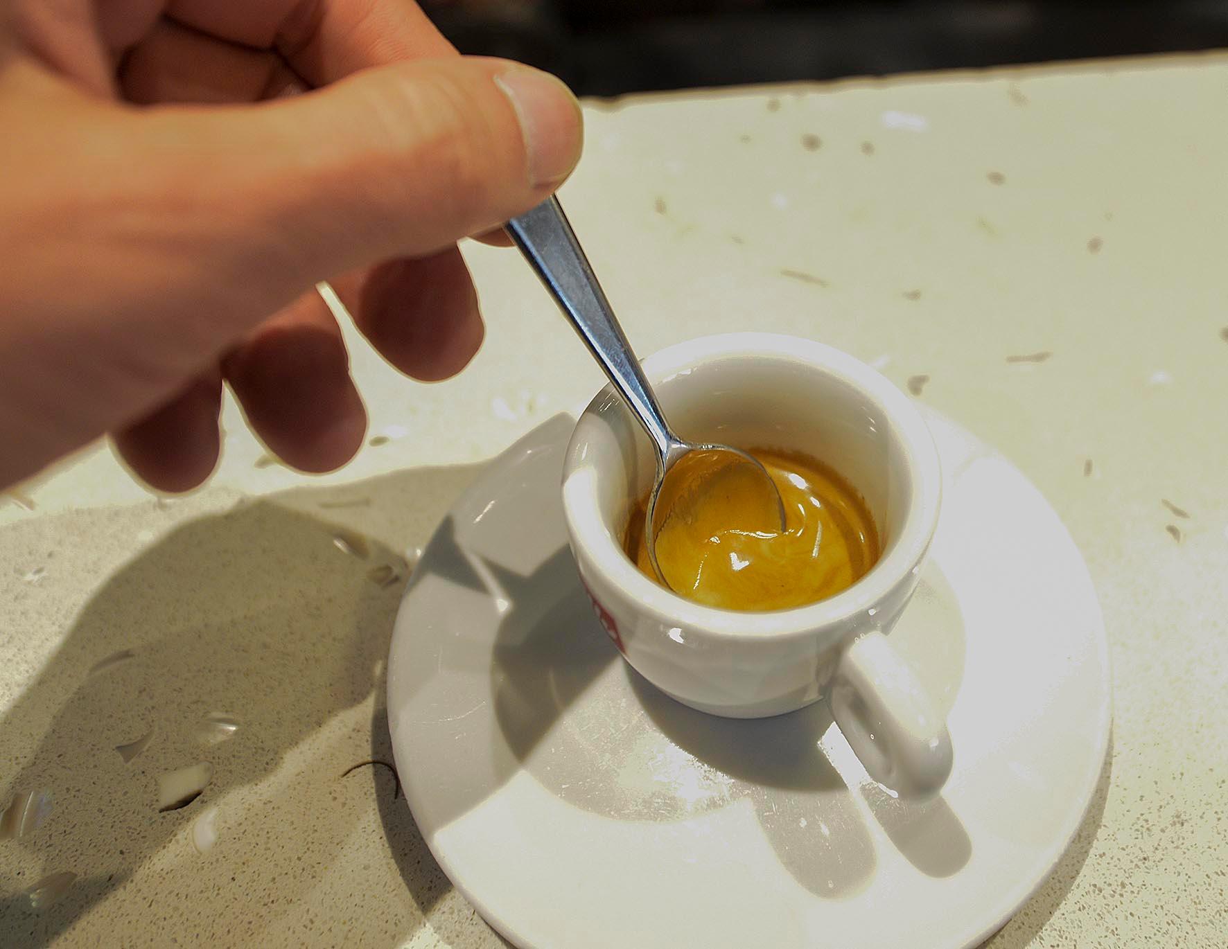 Prende il caffè al bancone del bar e sta male: intossicato