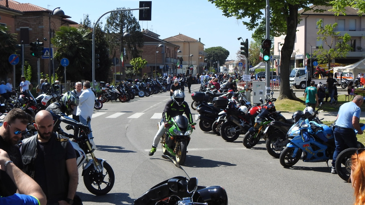 Grande successo per la ventesima edizione della kermesse che, nel più goliardico stile romagnolo, richiama centauri e appassionati di motori