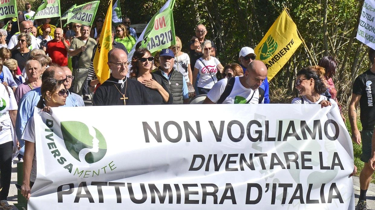 Un’immagine dell’estate scorsa delle proteste da parte della gente di Riceci contro il progetto di una mega discarica per rifiuti industriali