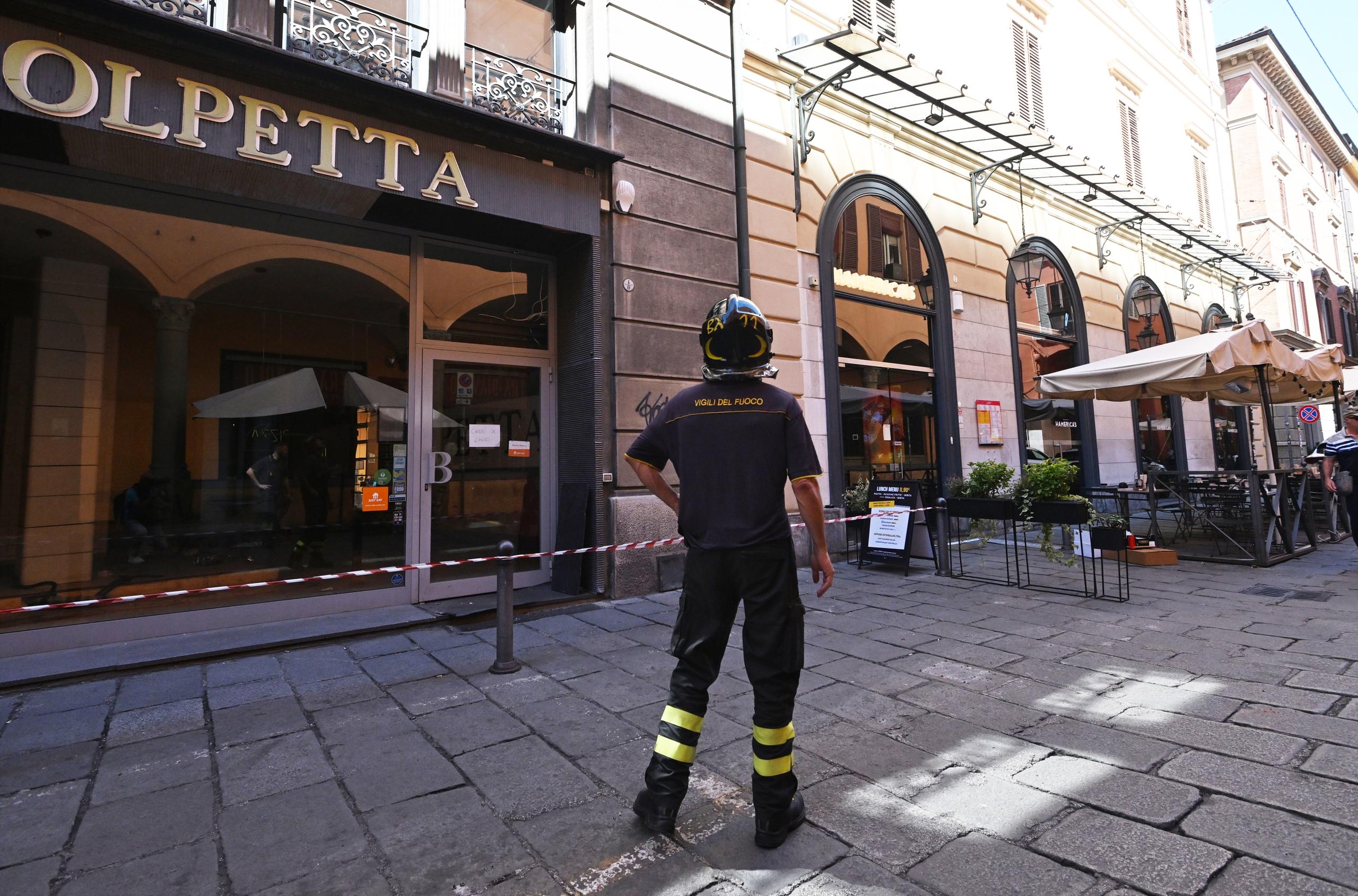 Bologna, calcinacci caduti in via Santo Stefano: ecco cosa è successo