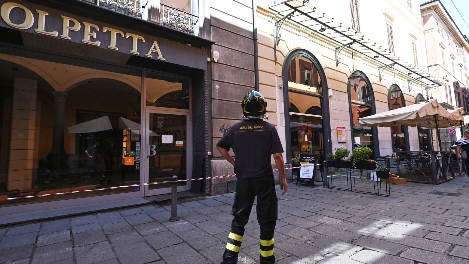Bologna, piccoli calcinacci caduti in via Santo Stefano: vigili del fuoco al lavoro questo pomeriggio (FotoSchicchi)
