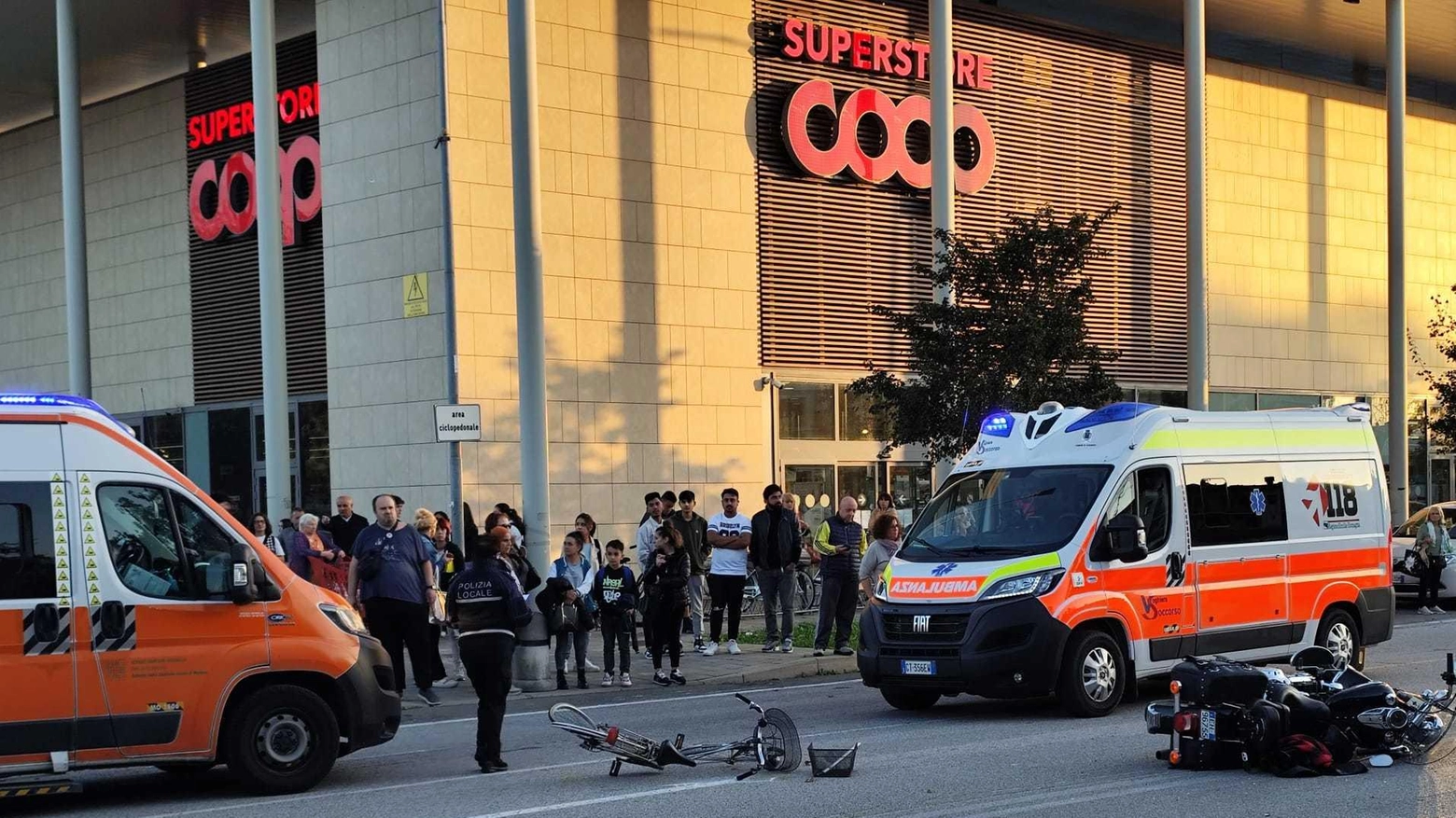 Scontro moto-bicicletta. Anziano molto grave