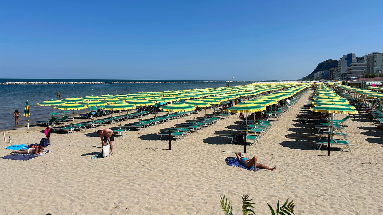 Una delle spiagge deserte a Pesaro