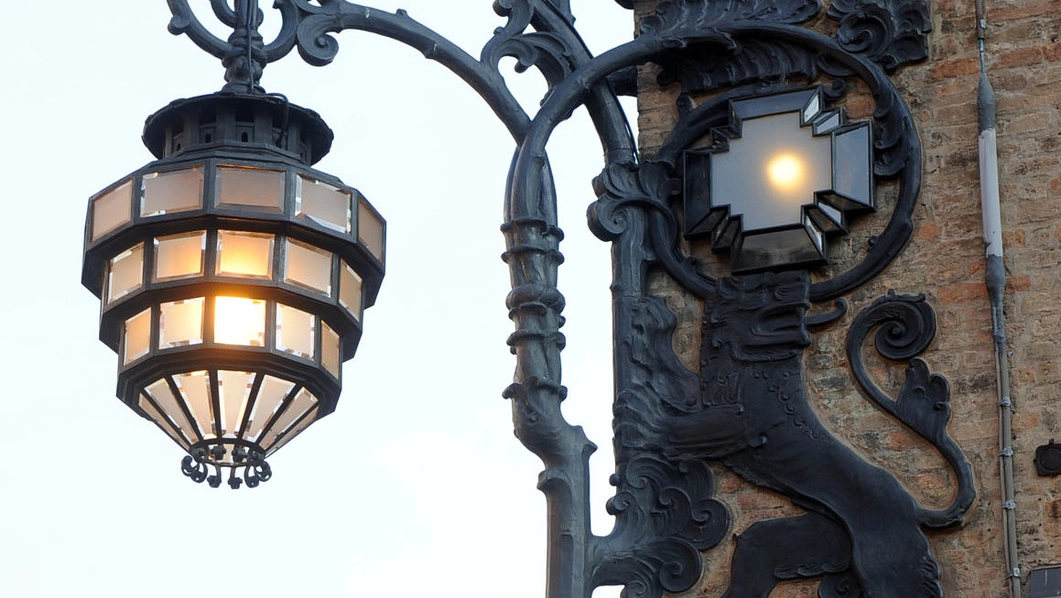Lampione in ferro battuto in piazza Nettuno