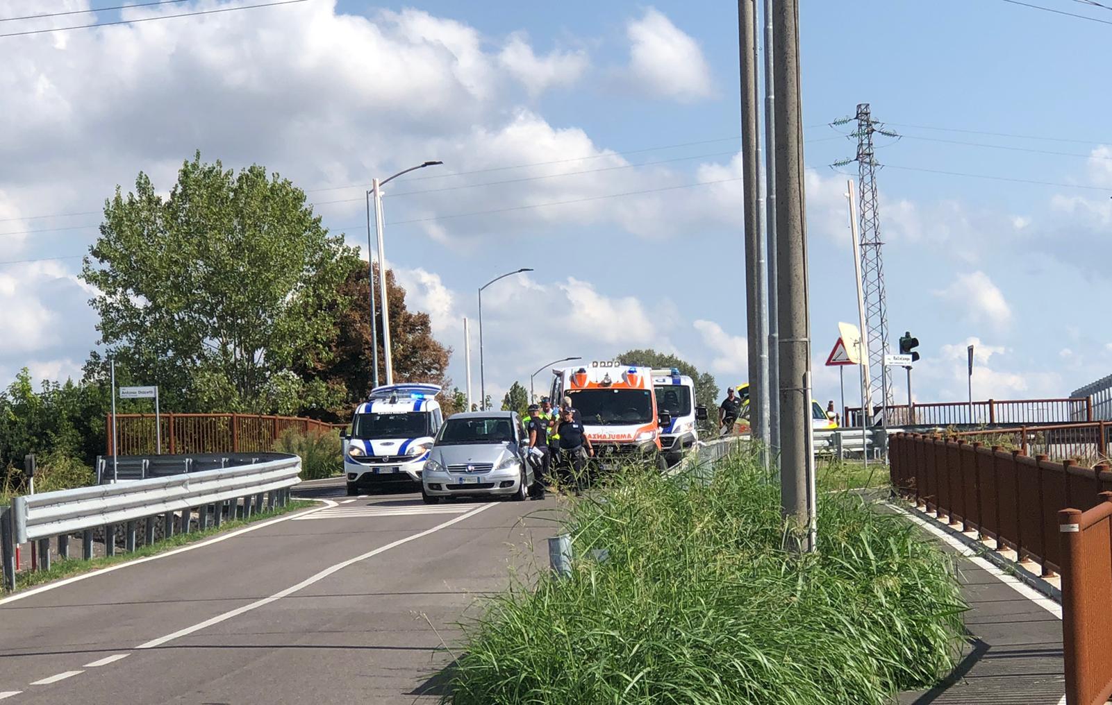 Investito da un’auto mentre era in bici, impatto violento: morto un anziano