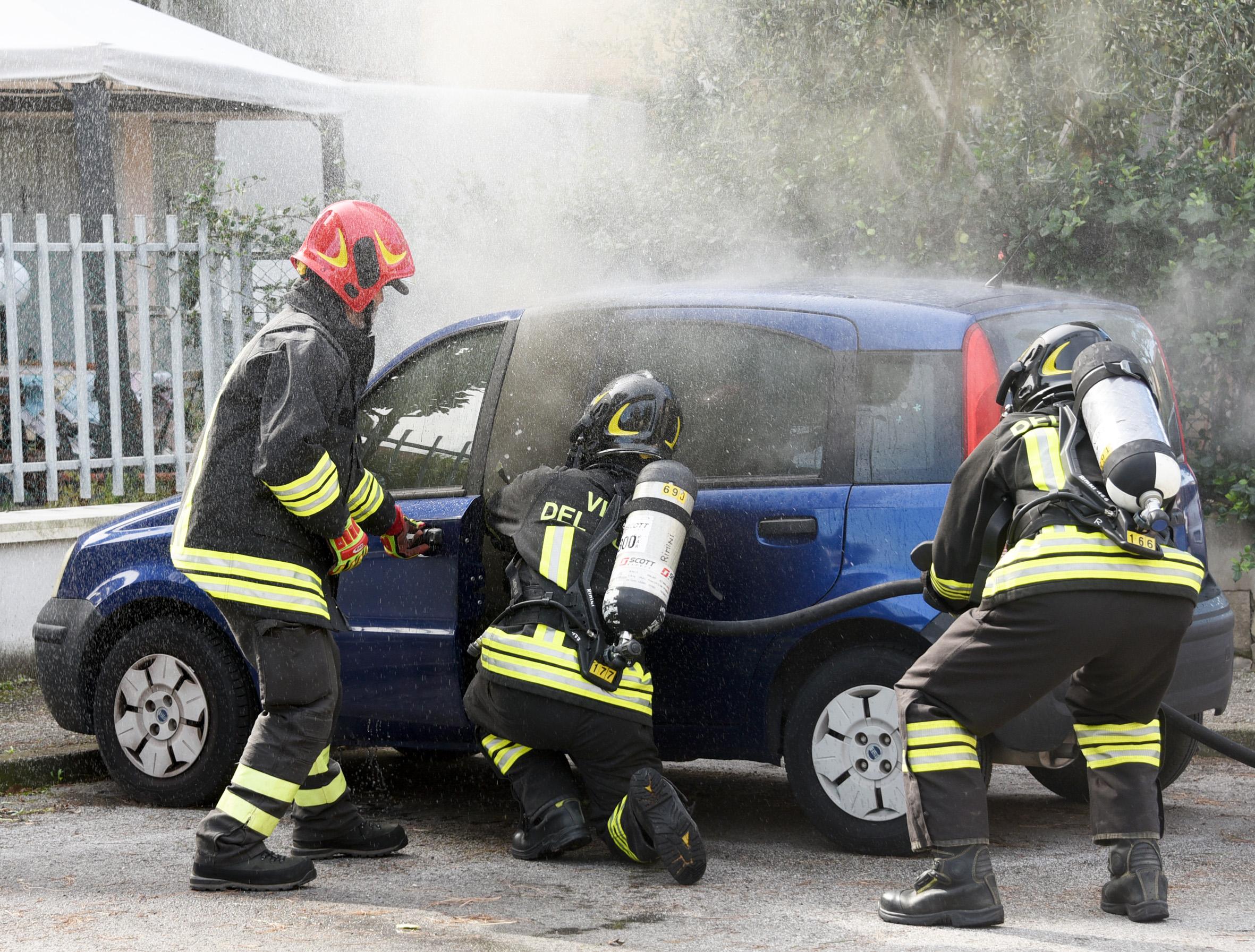 Rimini, auto a fuoco in zona Villaggio Azzurro