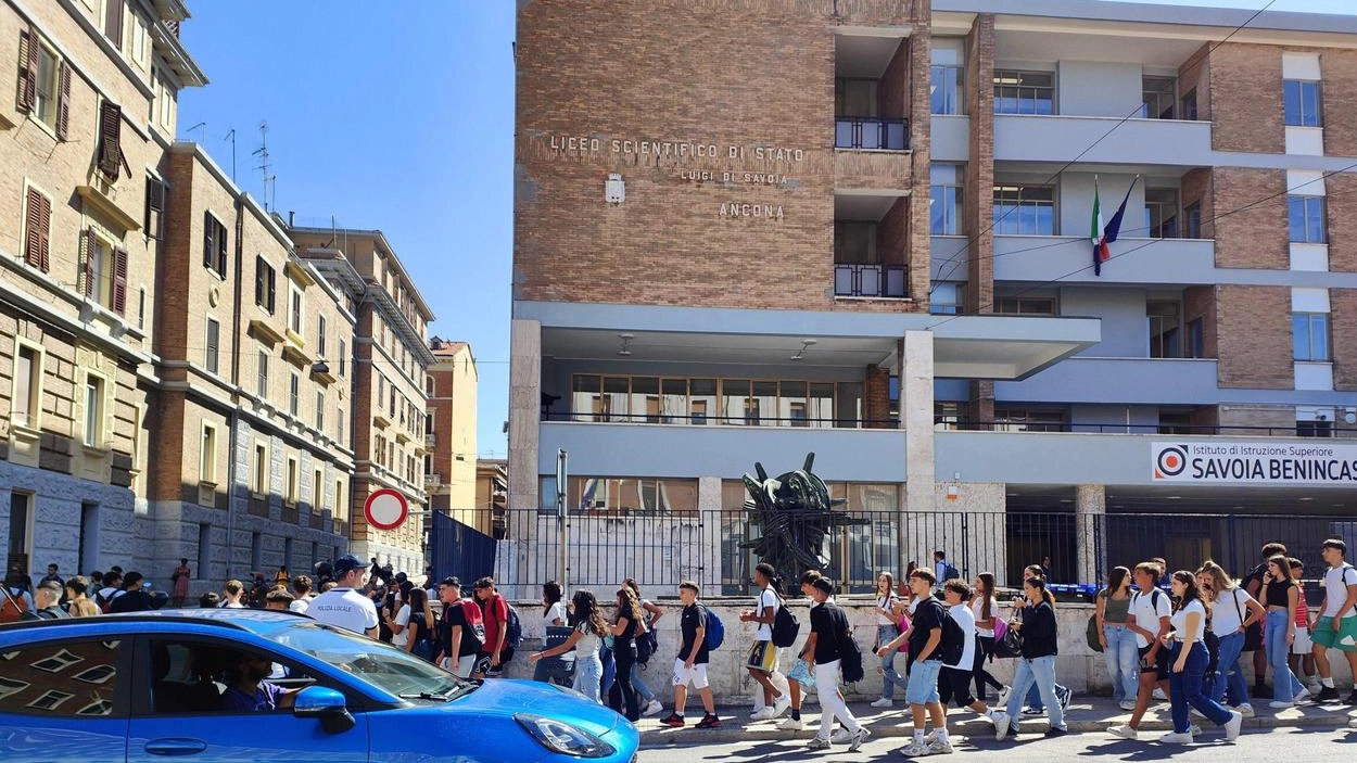 Gli studenti del Savoia Benincasa il primo giorno di scuola