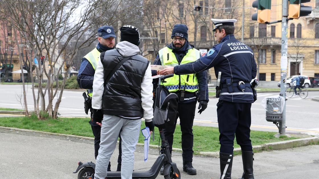 Monopattini, i controlli. Conducenti senza casco, uno su tre sanzionato