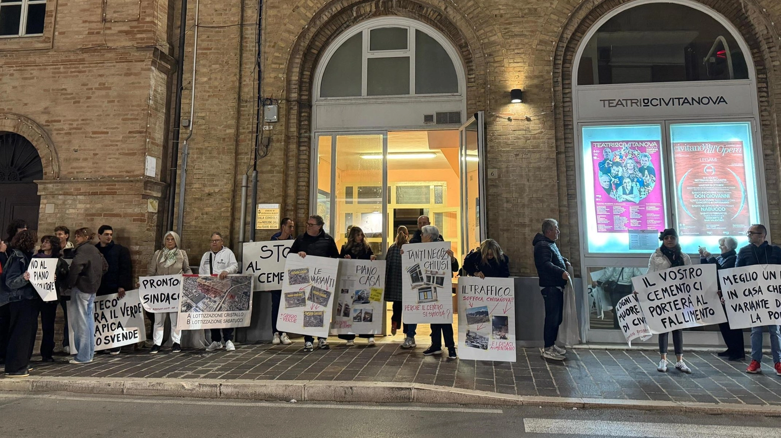 "Stop al cemento", la protesta in Comune