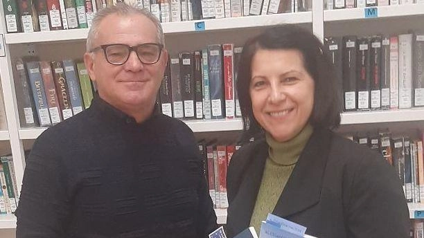 La scrittrice ravennate Alessandra Maltoni in visita alla biblioteca di Ghedi (Brescia)