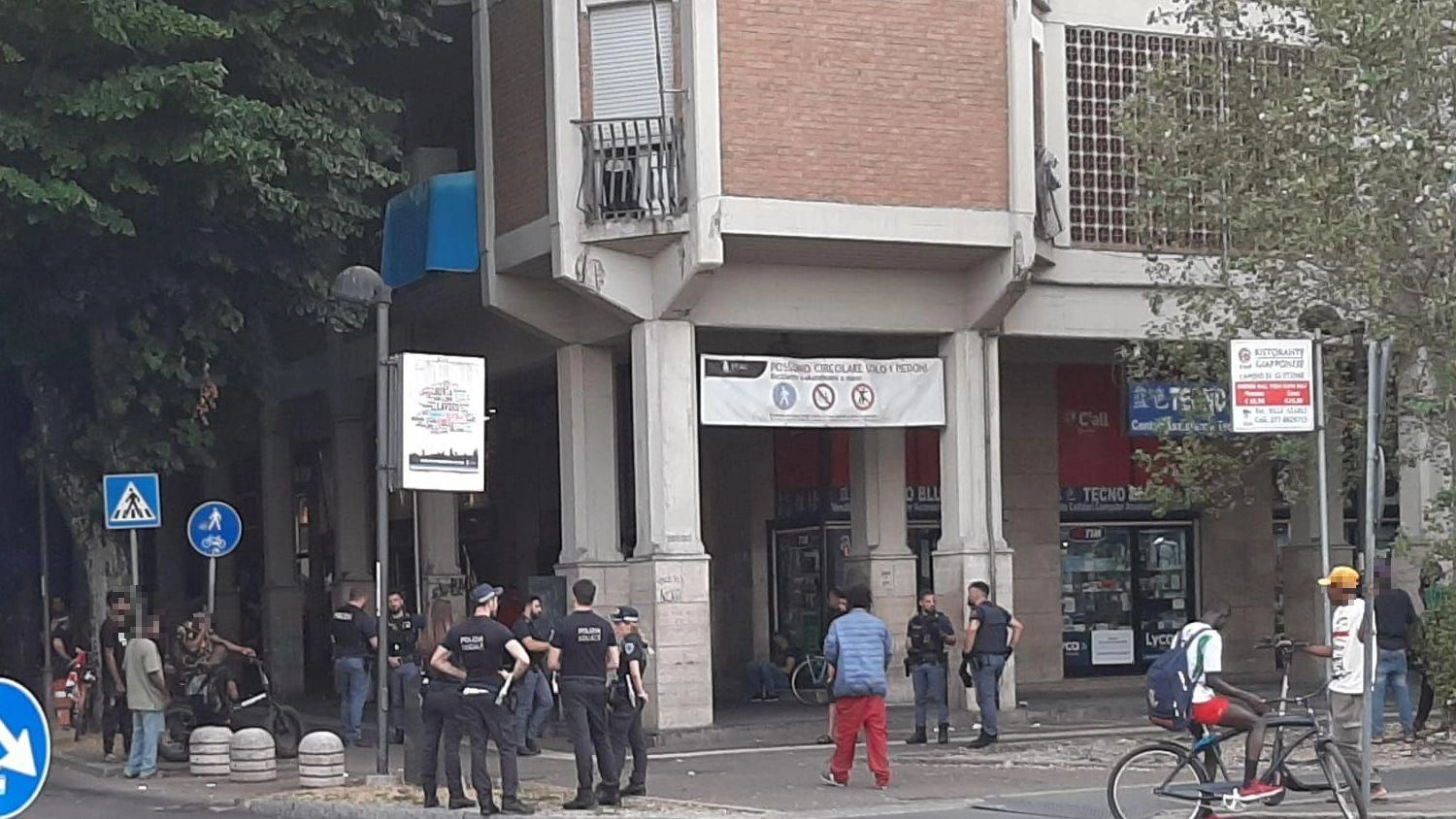 Alta tensione in stazione: "Venite, ha un coltello". Scatta la caccia all’uomo