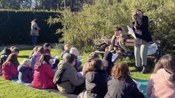 L'iniziativa nazionale 'Io leggo perché' a Castel San Pietro Terme coinvolge i bambini con letture per tutte le età in varie location del paese, promuovendo la cultura della lettura e la collaborazione tra scuola, biblioteca e libreria.