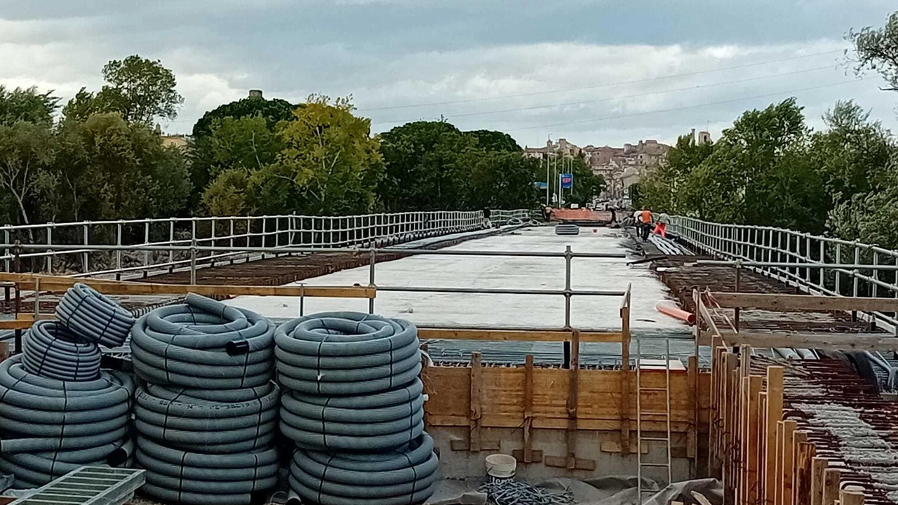 L'assessora Melappioni conferma i tempi per il completamento del nuovo ponte San Carlo a Jesi, nonostante ritardi. I residenti di Minonna attendono la chiusura del cantiere per ridurre i tragitti. La pagina web dedicata agli aggiornamenti non è più accessibile.