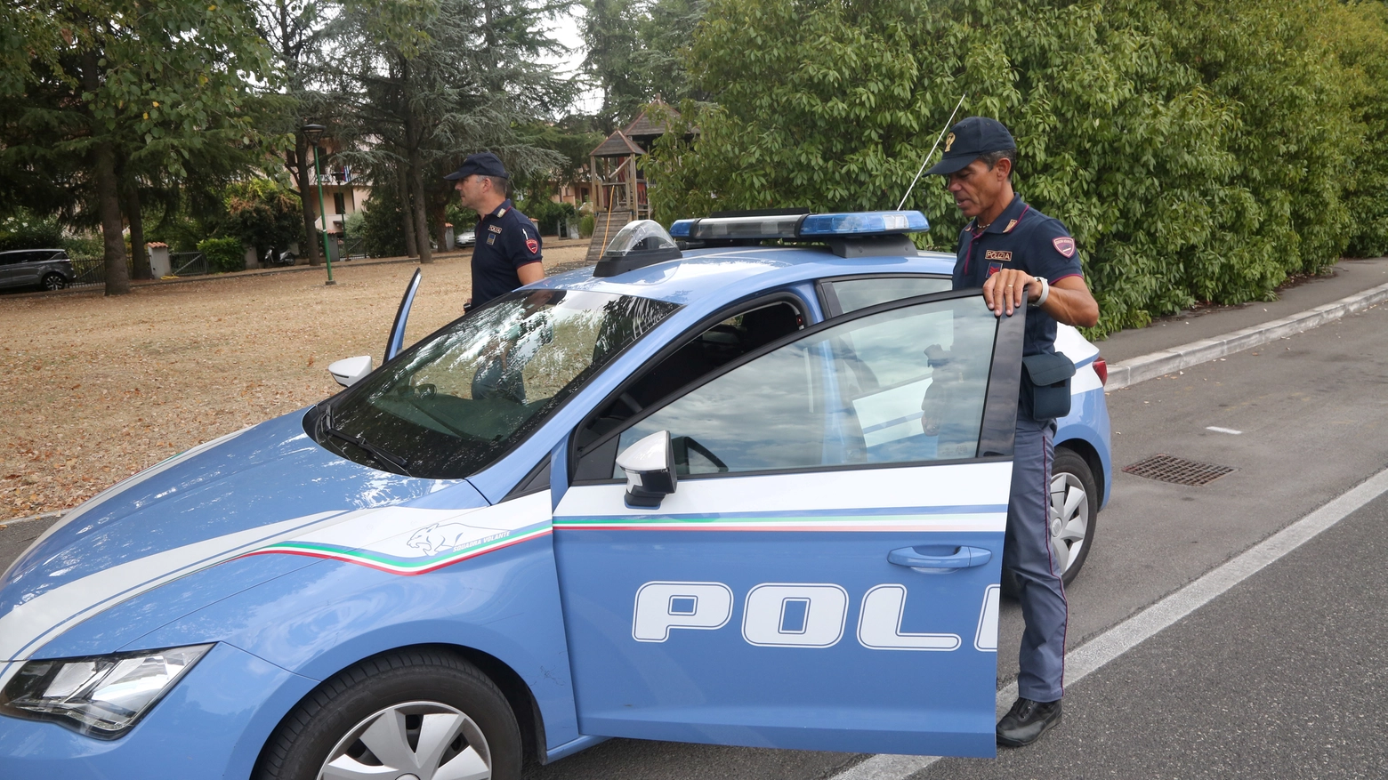 Una volante del commissariato di polizia di Cesena durante un controllo nella zona dell’ippodromo (foto Luca Ravaglia)