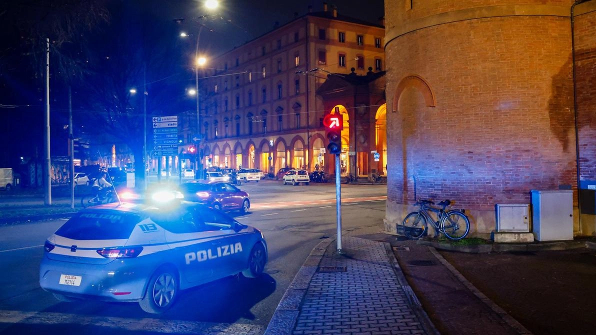 Scoppia furiosa lite tra senzatetto a colpi di mazza: in piazza di Porta Saragozza, ieri pomeriggio, sono arrivati poliziotti e...