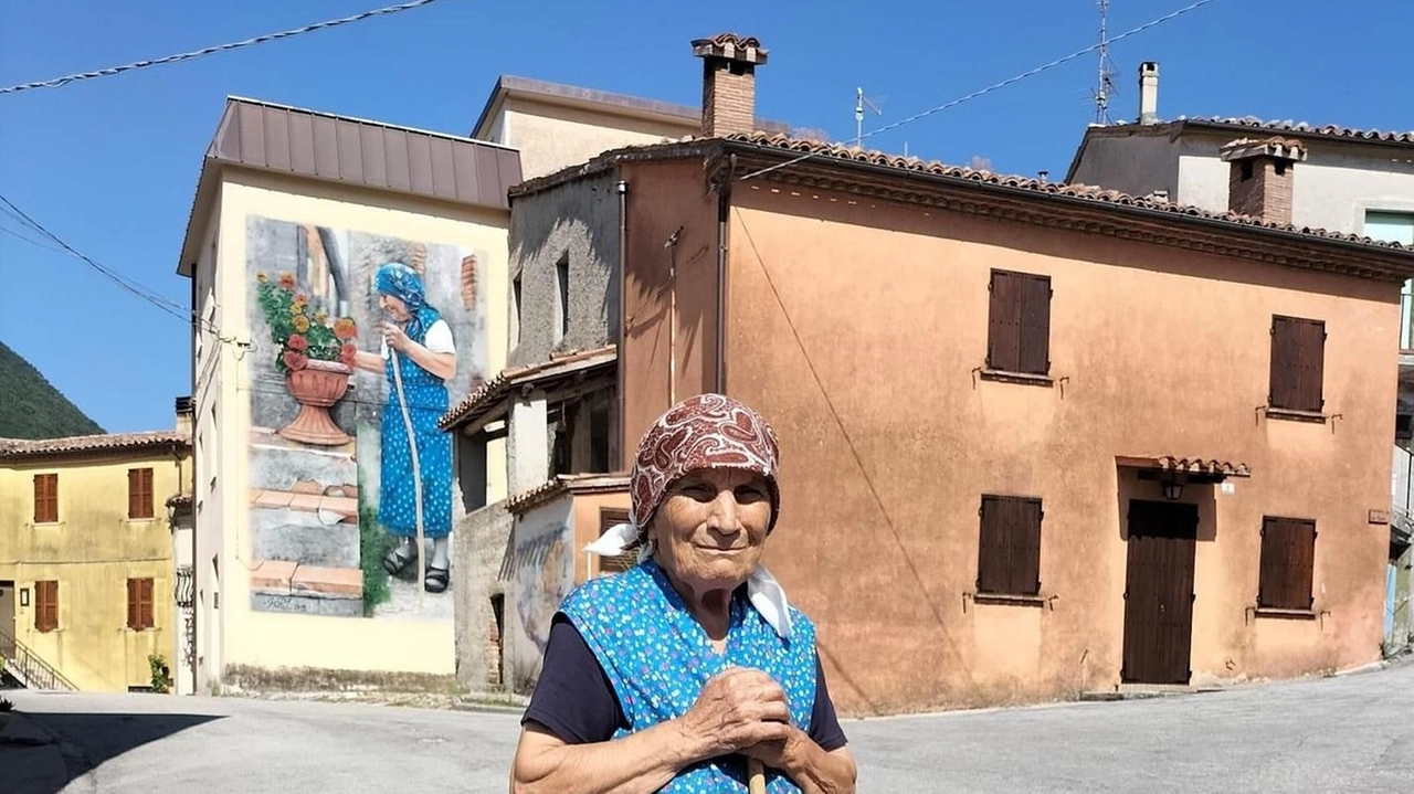 Italiana Spitoni, la "zia Ita" di Cacciano, Fabriano, è stata omaggiata con commozione durante il suo funerale. Icona locale grazie a un murale, la sua memoria resterà viva.