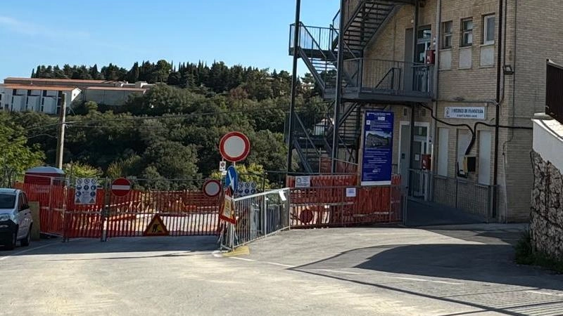 Lavori all'ex ospedale di Sant'Elpidio a Mare causano gravi disagi: mancanza di parcheggi, multe e criticità per attività commerciali. Intervento in corso per trovare soluzioni e limitare i problemi.