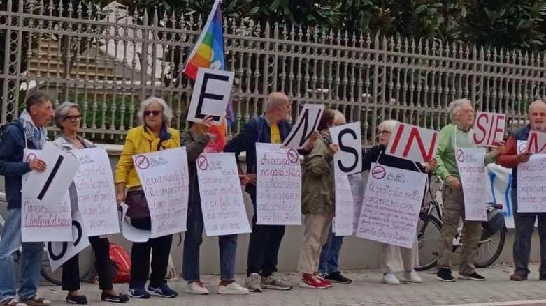 "Vogliono impedire il dissenso". Sit in davanti al liceo