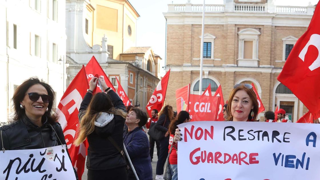 Ieri mattina presidio della Flc Cgil, delegazione dal prefetto