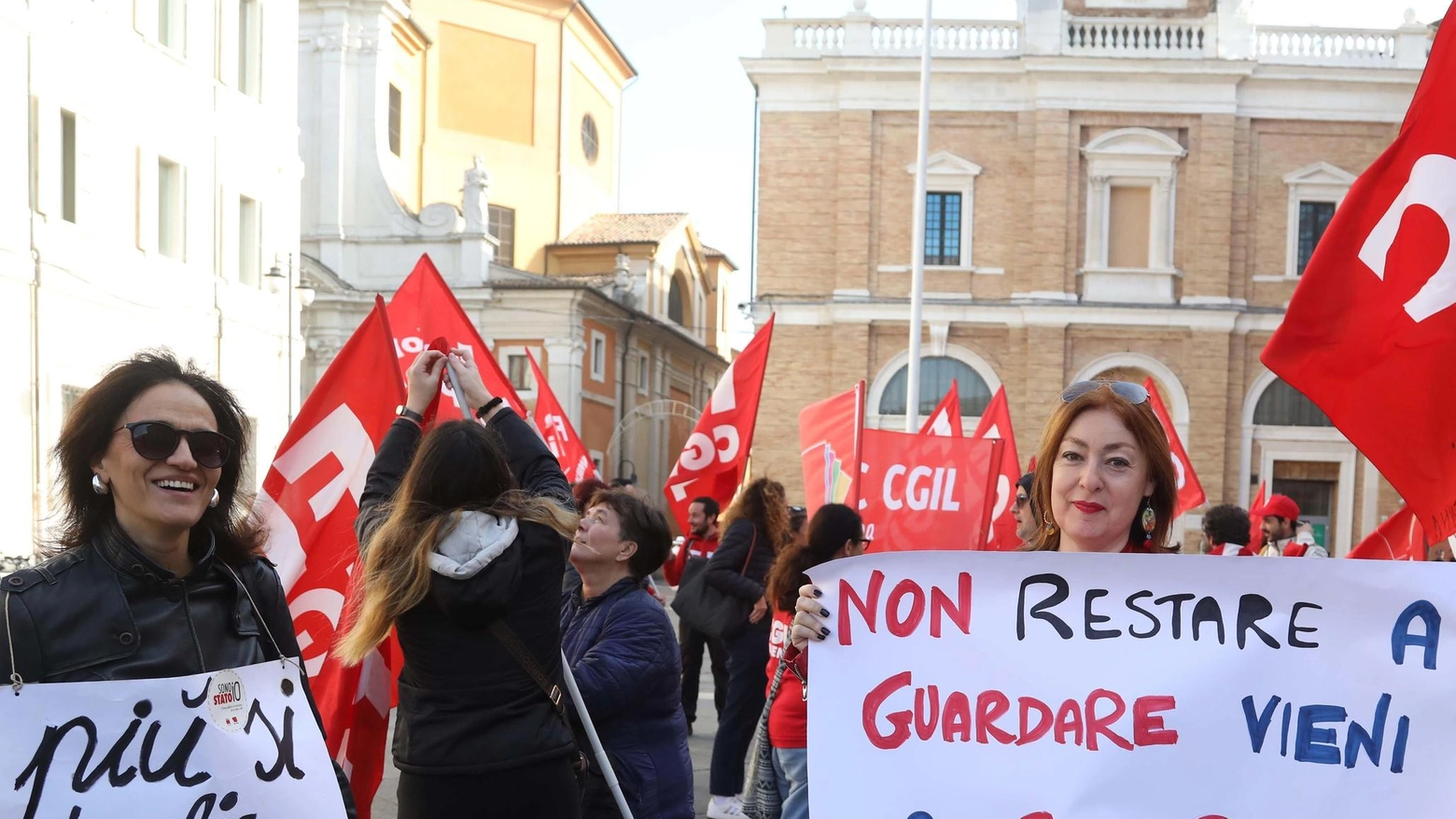 Ieri mattina presidio della Flc-Cgil,  delegazione dal prefetto