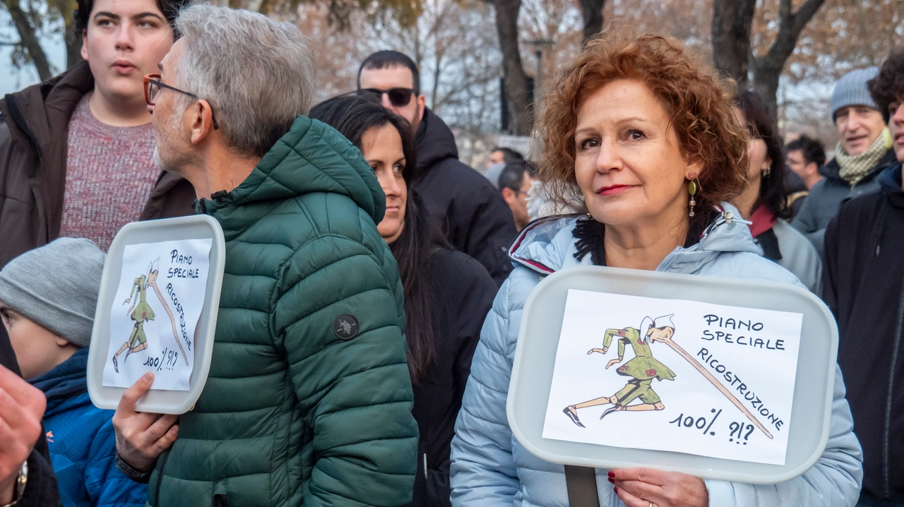 Manifestanti in via Calamelli, a Faenza (foto Stefano Tedioli)