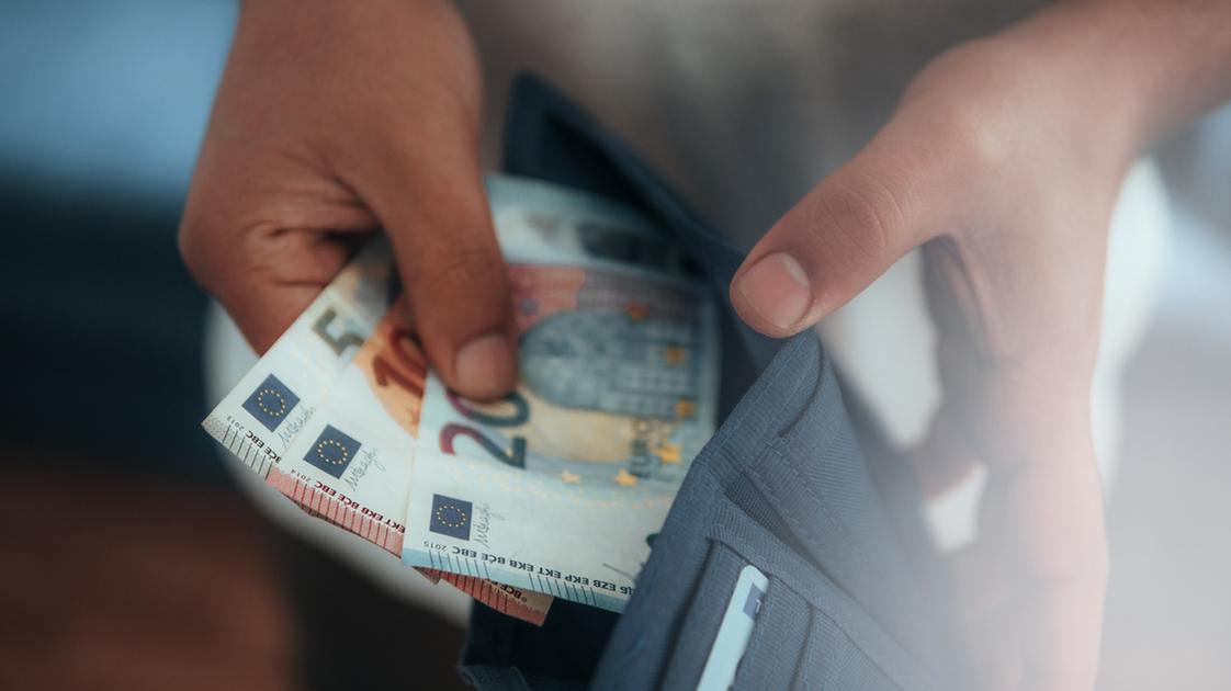 Trova borsello con 60mila euro sul bus: ragazzino lo consegna all’autista