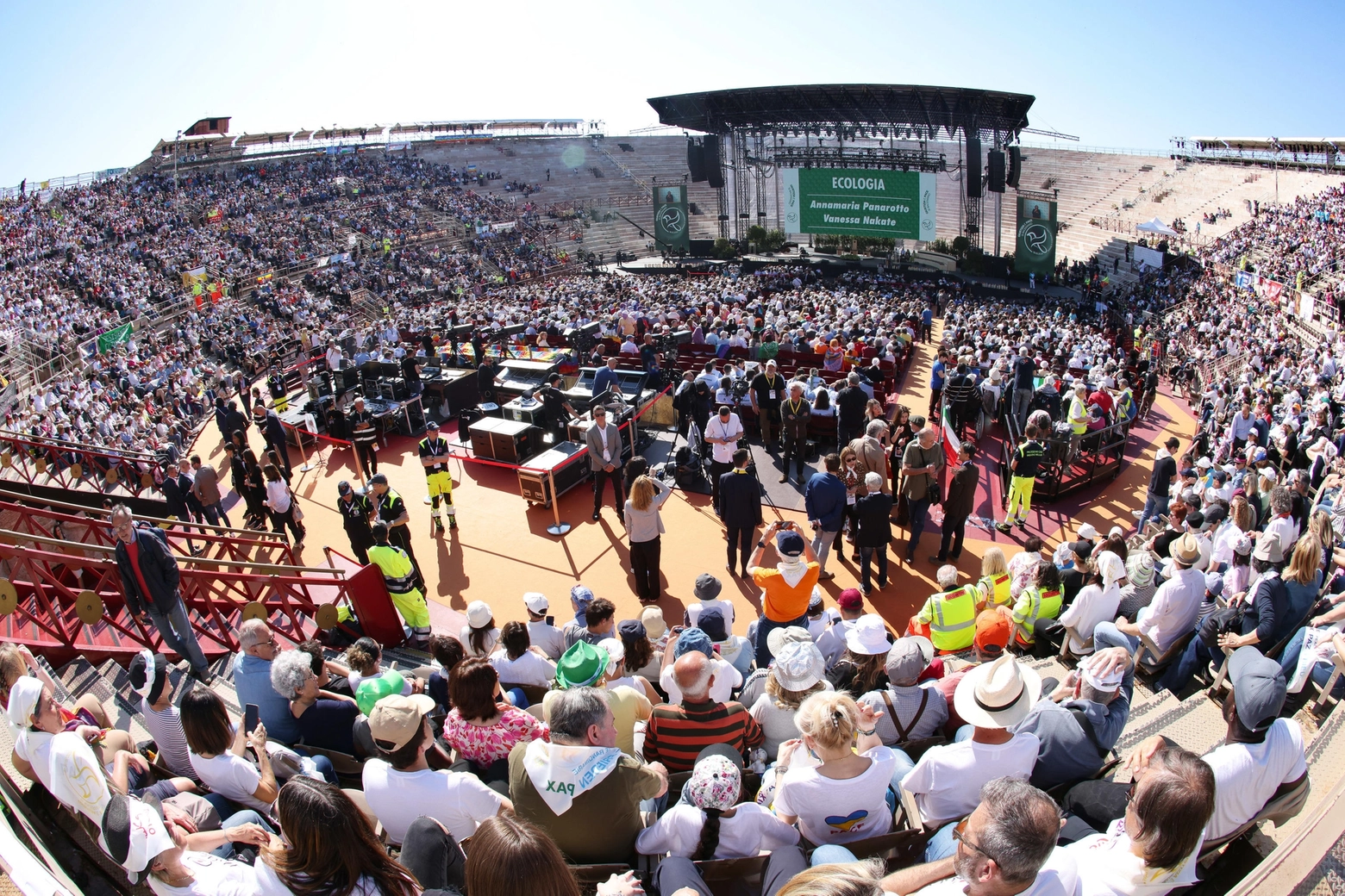 Il Papa all'Arena di Verona per l'incontro su giustizia e pace