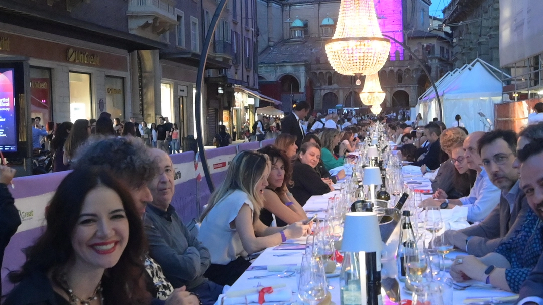 Successo per la cena dei 'mille' di Bimbo tu in via Rizzoli (foto Schicchi)
