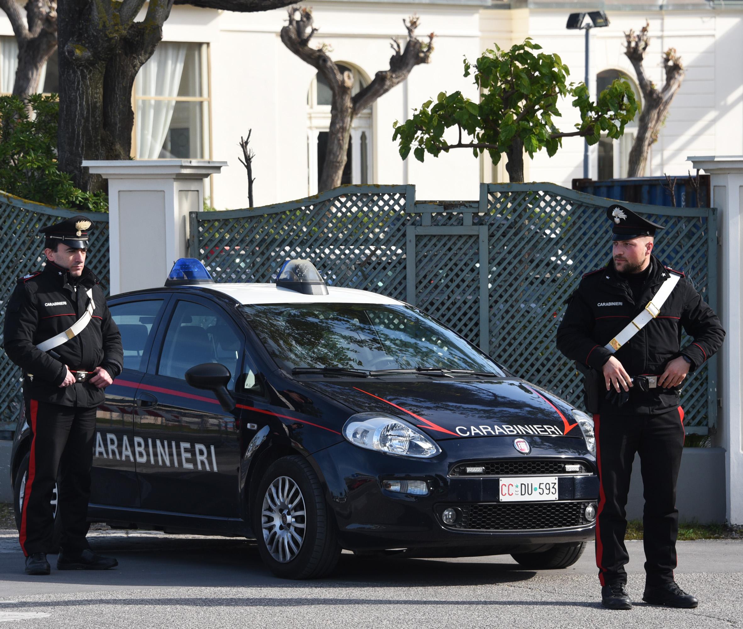 Minaccia i dipendenti del Nettuno e semina il panico nel locale