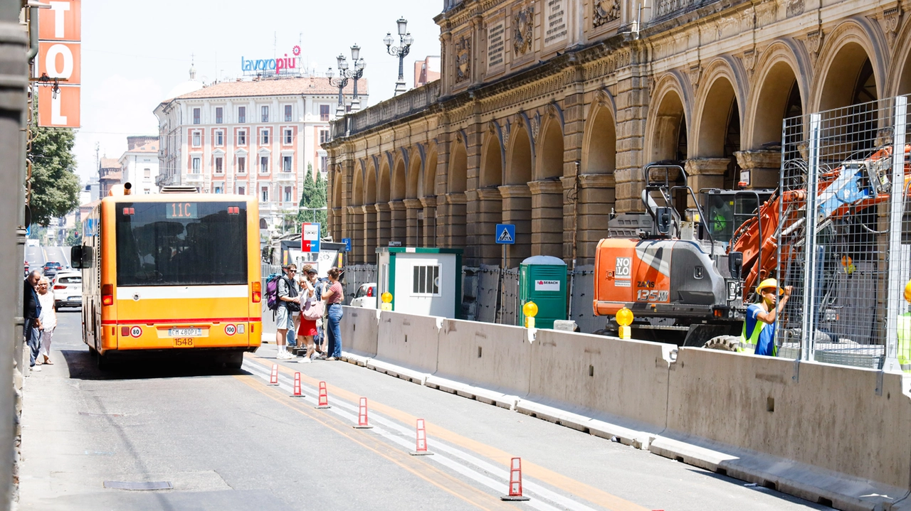 I cantieri del tram stanno cambiando il volto del centro di Bologna: tanti i disagi per i cittadini