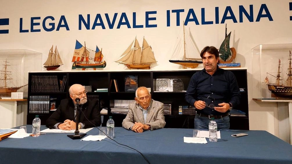 Il professor Giuseppe Bellitti,. il presidente della Lega Navale. Antonio. Rossini. e quindi. il sindaco Andrea Biancani