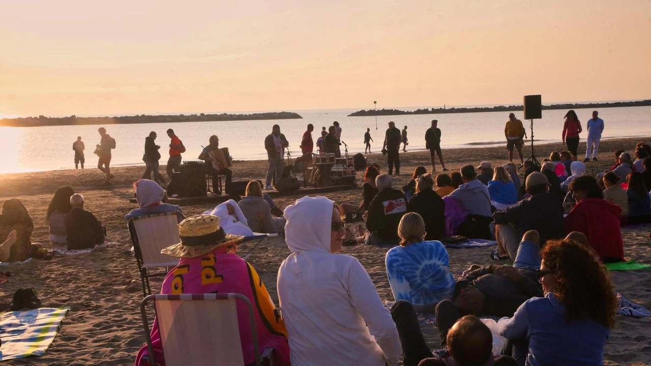 Uno dei concerti all’alba in spiaggia che si sono tenuti quest’estate in Romagna