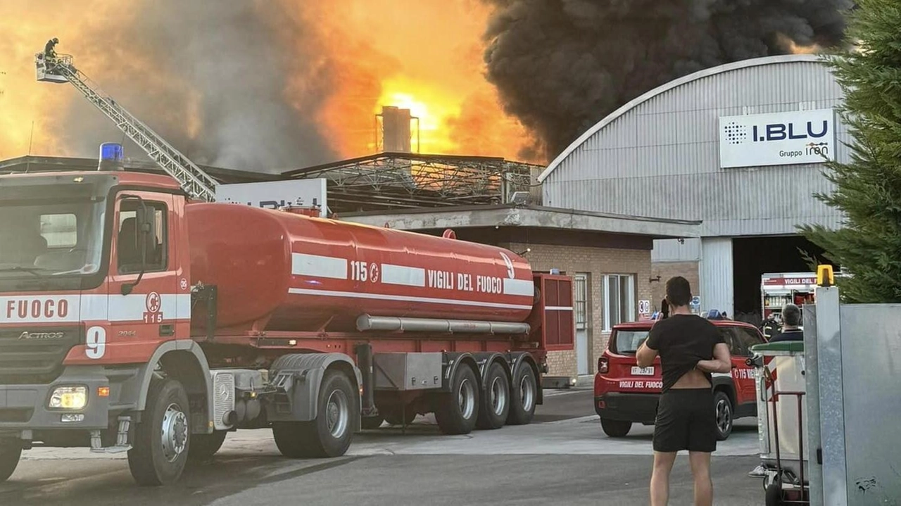 Dati monitoraggio post-incendio I.Blu: valori aria sotto limiti rilevabilità, dispersione fumi favorevole, acque spegnimento non critiche per depurazione.