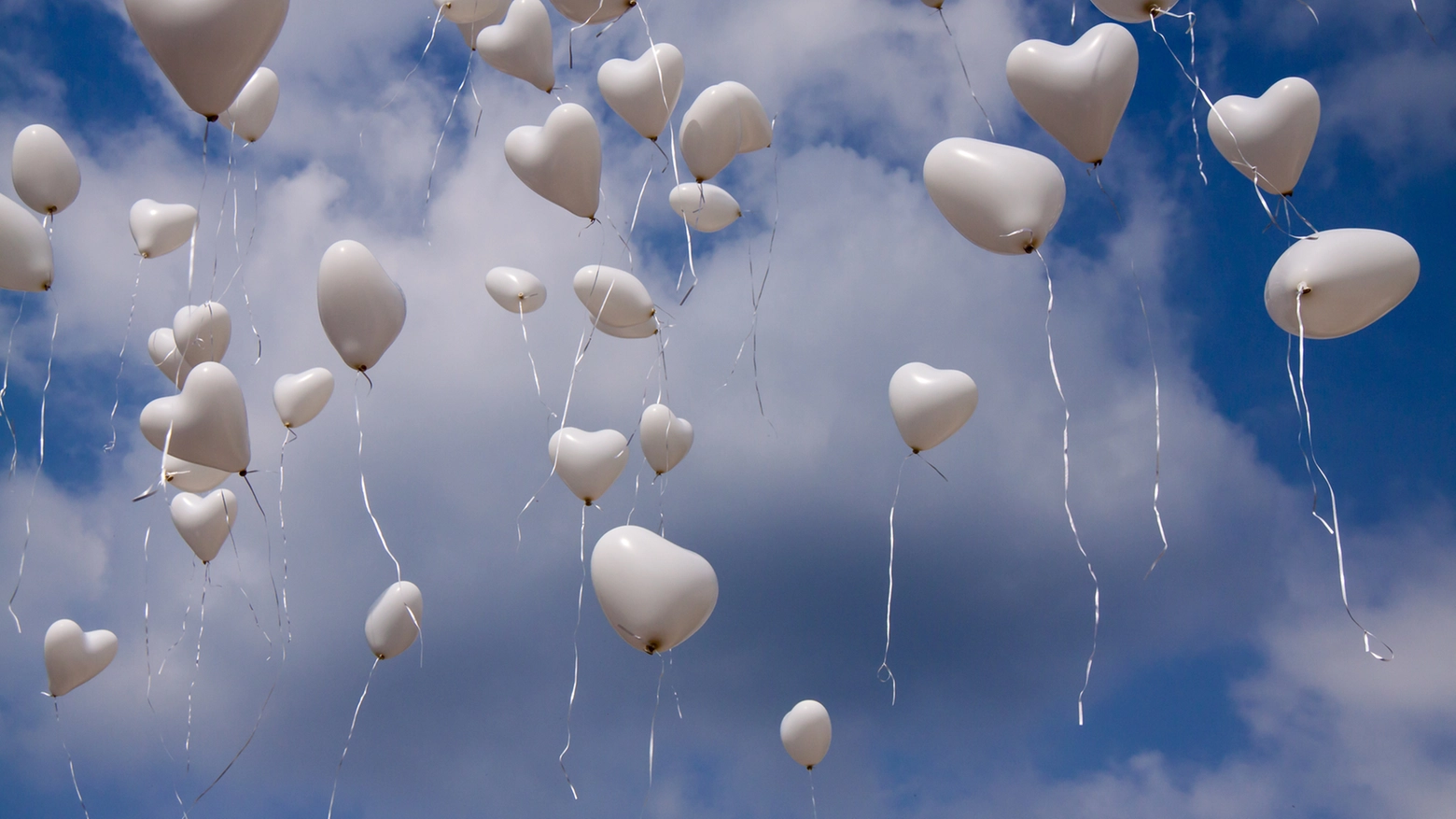 Palloncini lanciati in cielo dopo un matrimonio (foto d'archivio)