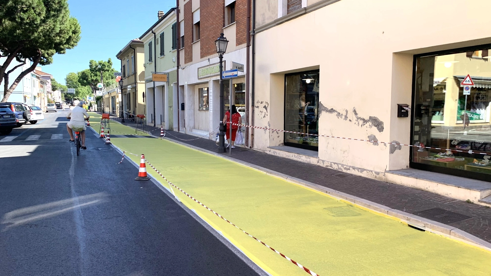 La pista ciclabile delle vie Saffi e Mazzini completamente verniciata di giallo