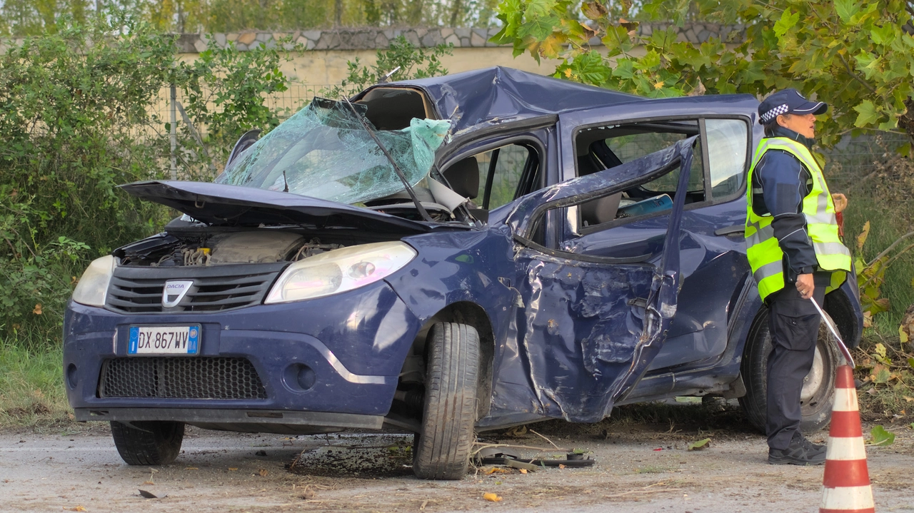 L'auto distrutta dopo lo scontro contro l'albero: il conducente è in gravi condizioni (Foto Zani)