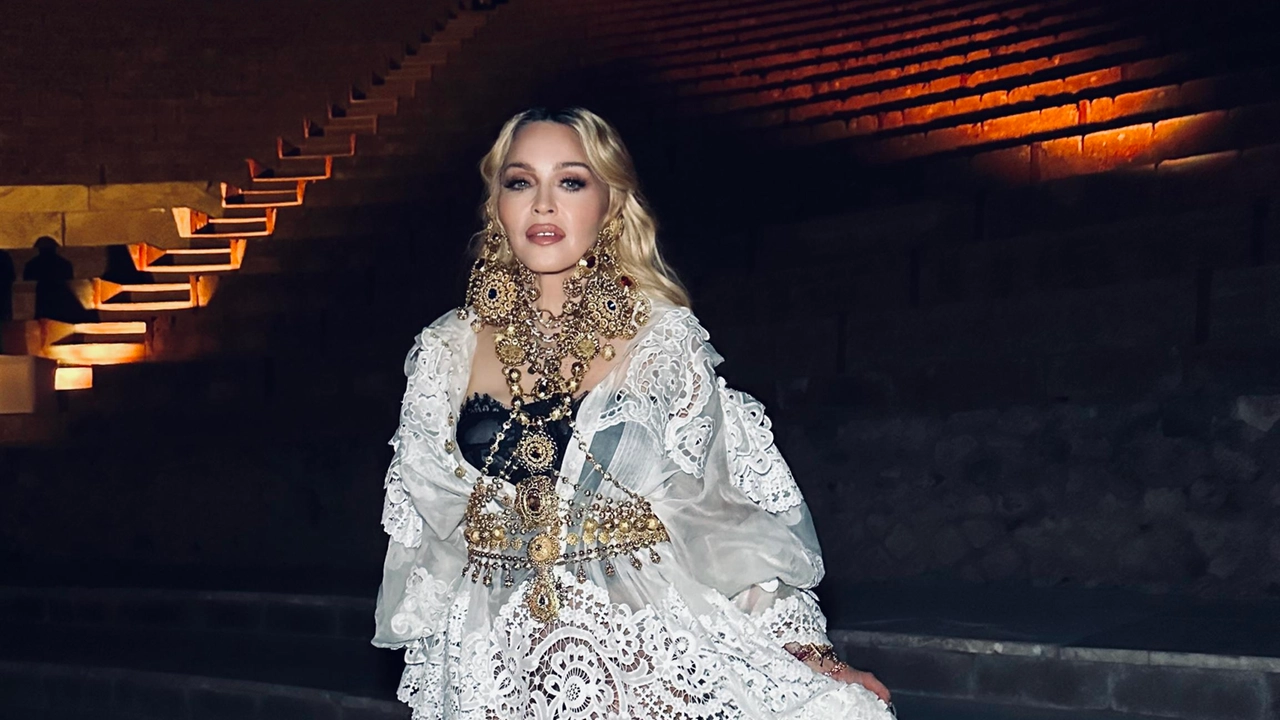 La popstar Madonna in visita privata per i suoi 66 anni  agli scavi di Pompei (Ansa)