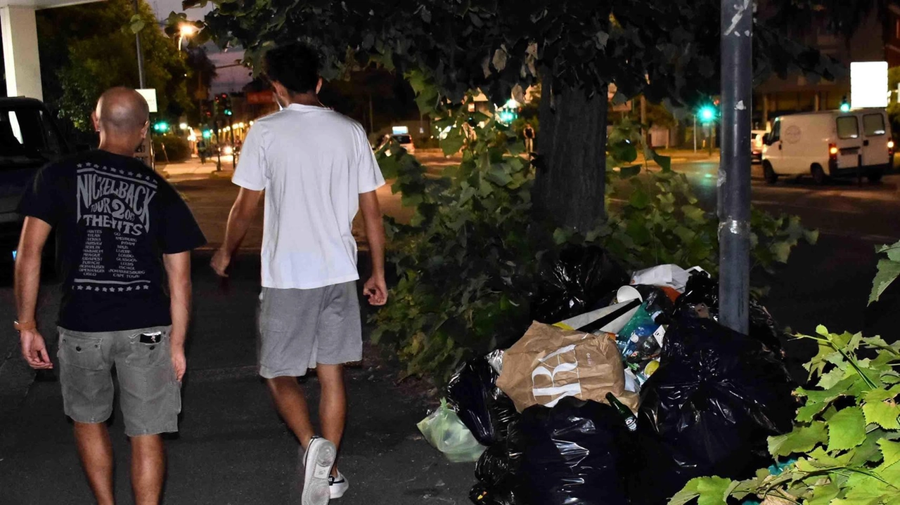 Pochi giorni fa abbiamo dato notizia della reazione dei residenti, stanchi del degrado e dello spaccio. Nella notte due giovani allontanati si ripresentano e danneggiano la casa di un condomino.