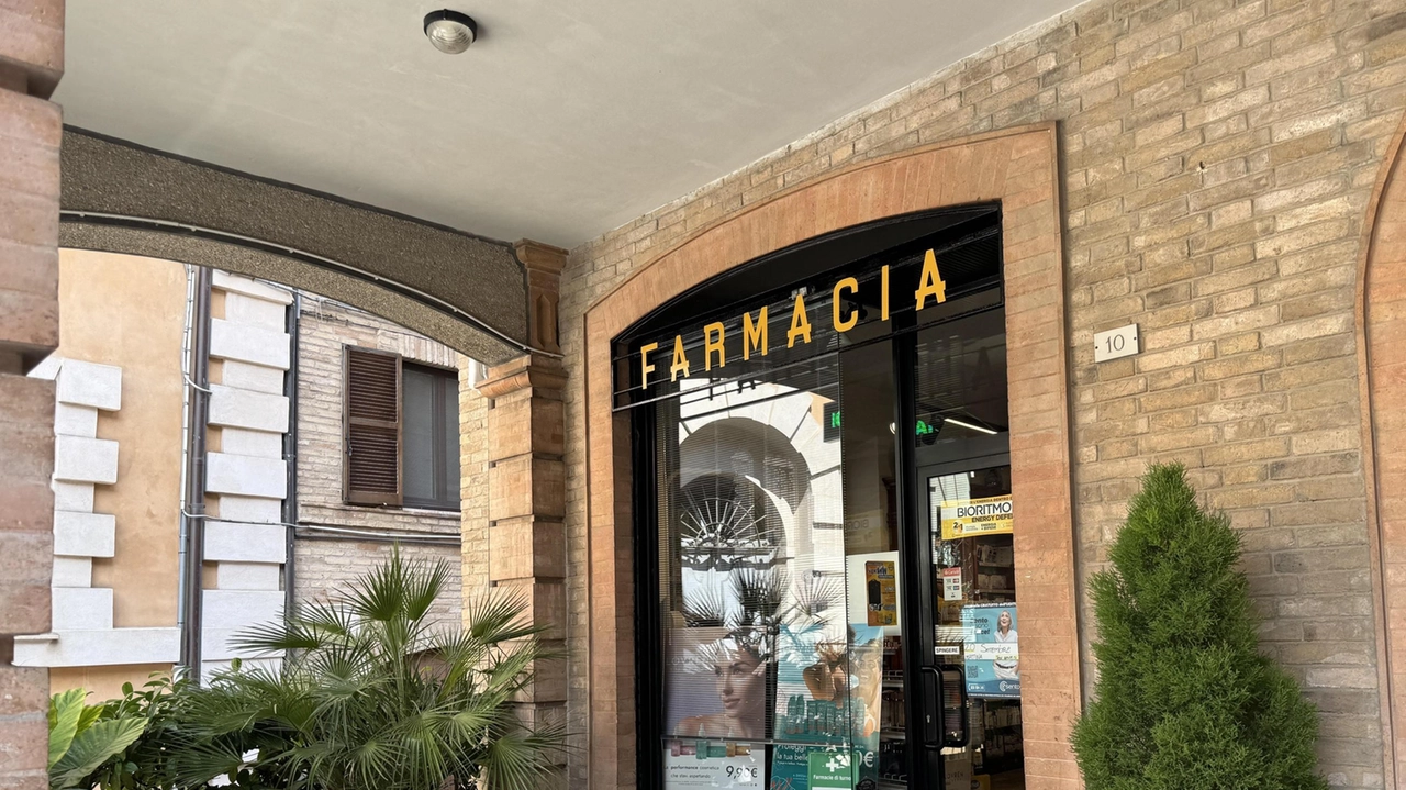 L’ingresso della farmacia rapinata in centro giovedì sera