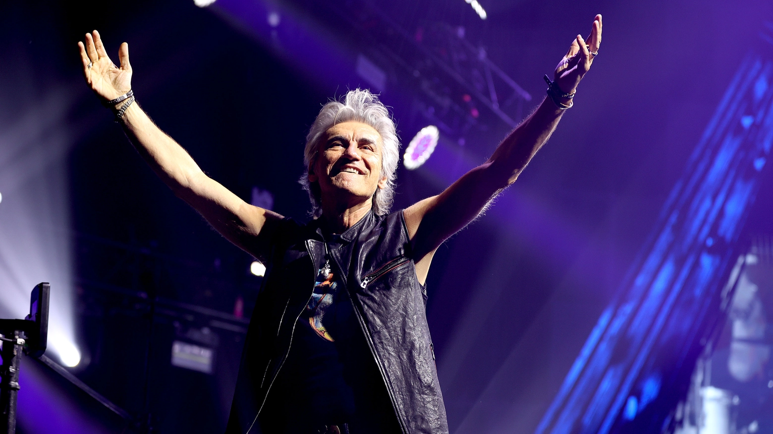 Luciano Ligabue ha dovuto rinviare le date dei concerti di Bologna, Piacenza e Mantova a causa dell'influenza