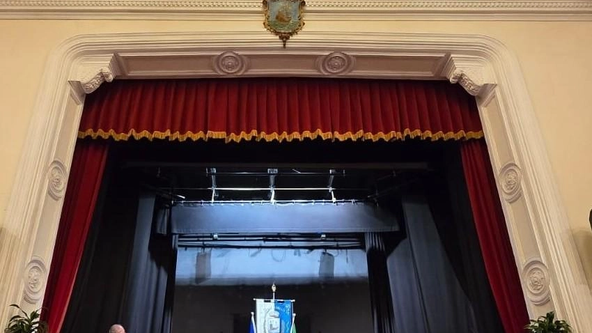 Il consiglio comunale tenutosi al teatro Carlo Zampighi