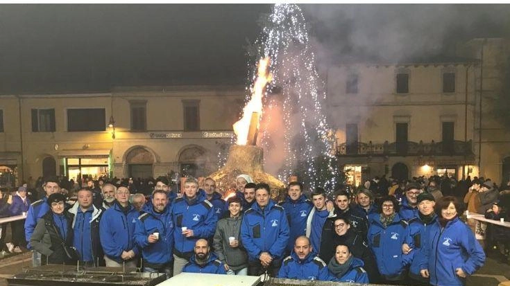 Volontari della Pro loco davanti allo Zoc ed Nadel acceso da domani e fino all’Epifania in piazza Matteotti a Modigliana