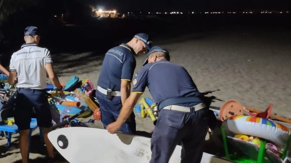 La Guardia Costiera in azione per sgomberare la spiaggia nel tratto tra Lido di Fermo e Marina Palmense